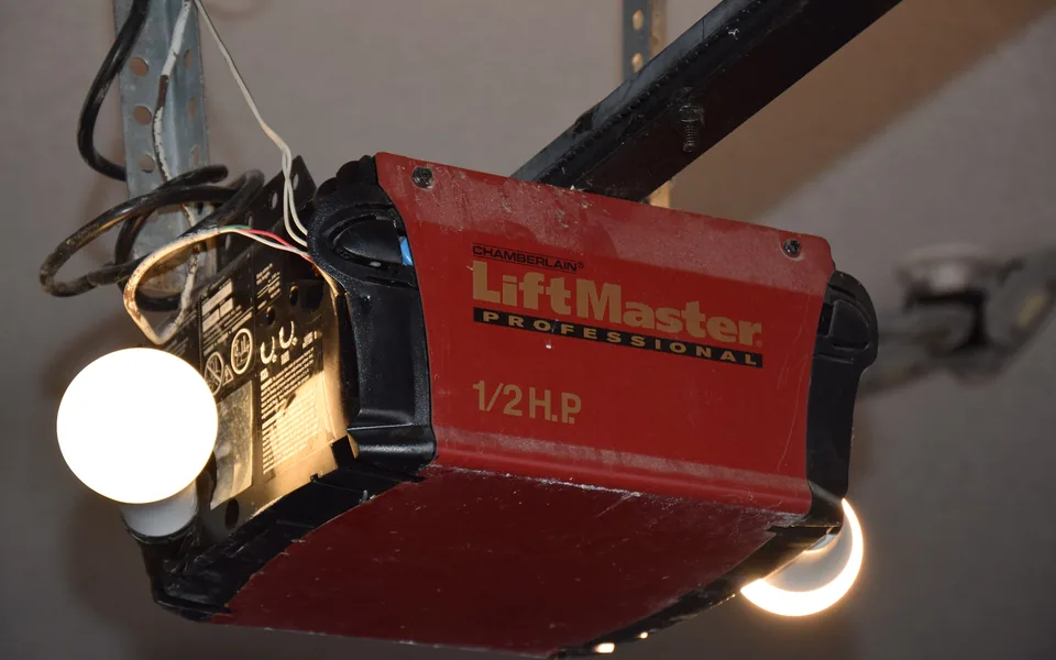 Ceiling-mounted electric garage door opener motor unit and drive rail